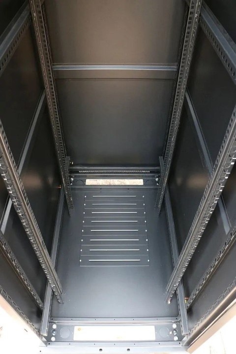 Szafa rack 42U 800x800mm czarna stojąca Szafa rack 42U 800x800mm czarna stojąca